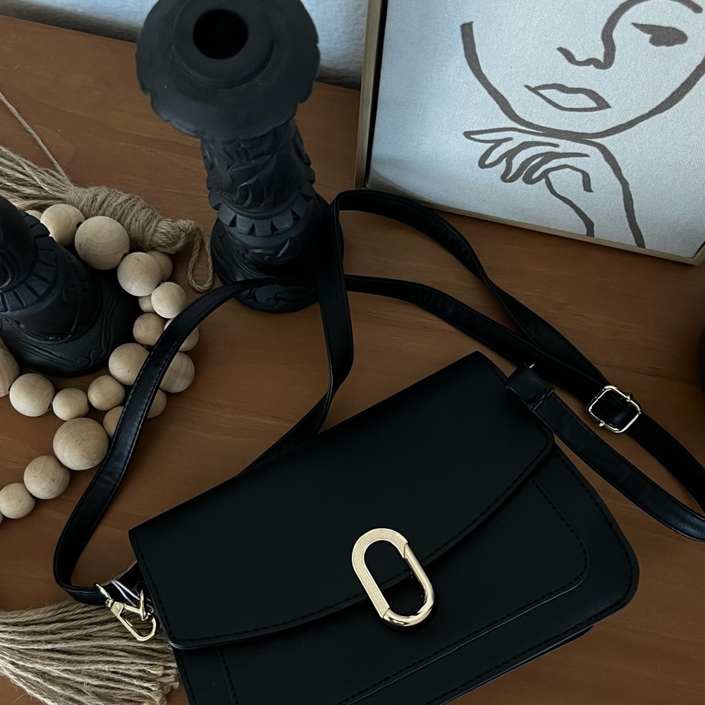 SOLD ❌ Black Luxe Crossbody/Shoulder Bag - Picture 4 of 6
